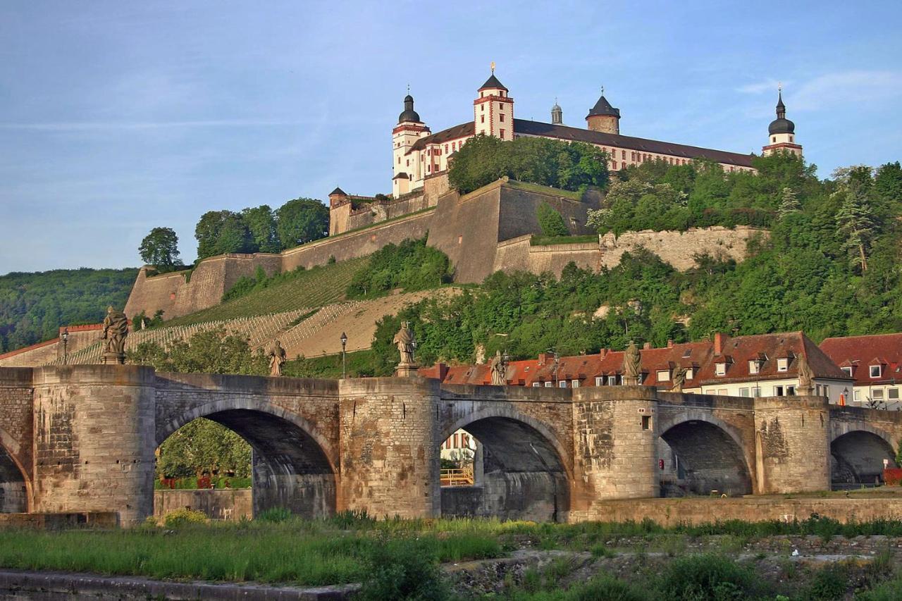 Privatzimmer Nahe Bahnhof Und City Wurtzburgo Exterior foto